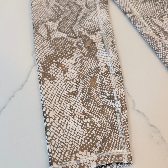 IVL Collective Winter White Metallic Gold Snake Leggings NWT Size 6 - Picture 3 of 5